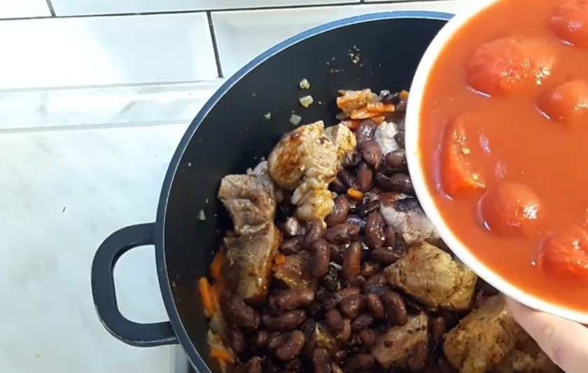 1. Этап. Касулле (мясо с фасолью и овощами): 2. Обжарьте в течение 5-7 минут, после чего добавьте белое сухое вино. Дайте вину выпариться, посолите, поперчите и добавьте специи. Затем добавьте отварную фасоль, помидоры без кожи с томатным соком и дайте протушиться в течение 15 минут.