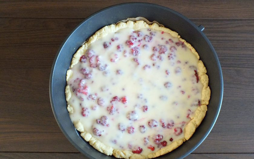 1. Этап. Киш с малиной: Вылейте сверху заливку. С помощью ложки распределите её по ягодам. Поставьте выпекаться пирог в разогретую до 180 градусов духовку на 35-40 минут. Учитывайте особенности своей духовки.