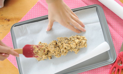 1. Этап. Печенье-валентинки: 1. Готовим тесто. Масло растираем с сахаром. Можно растопить и остудить. Вбиваем в массу яйцо и перемешиваем. Отдельно смешиваем просеянную муку, соль, разрыхлитель. Перемешиваем все ингредиенты. Шоколад колем на кусочки и замешиваем в тесто. Выкладываем тесто в пищевую пленку или пергаментную бумагу колбаской.