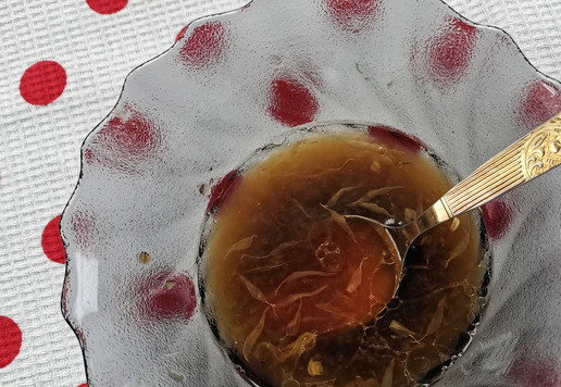 1. Этап. Салат Пылкое сердце: Влить 0,5 ст. л. соевого соуса и 30мл. оливкового масла.