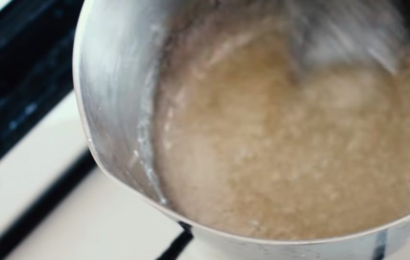 1. Этап. Идеальная глазурь для куличей: 2. Сахар смешайте с оставшейся водой и поставьте на небольшой огонь. Растворите сахар и дайте жидкости превратиться в сироп - на это уйдет несколько минут.