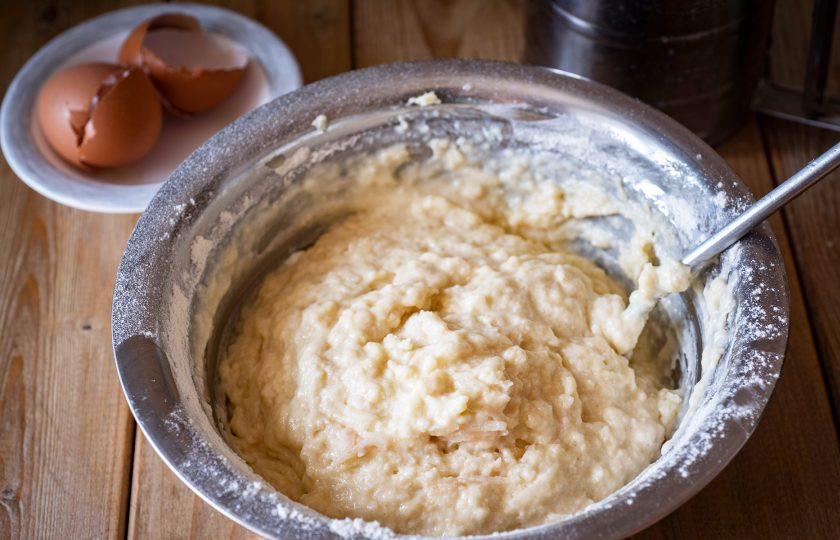 1. Этап. Яблочные кексы: Перемешайте все до получения однородного вязкого теста.