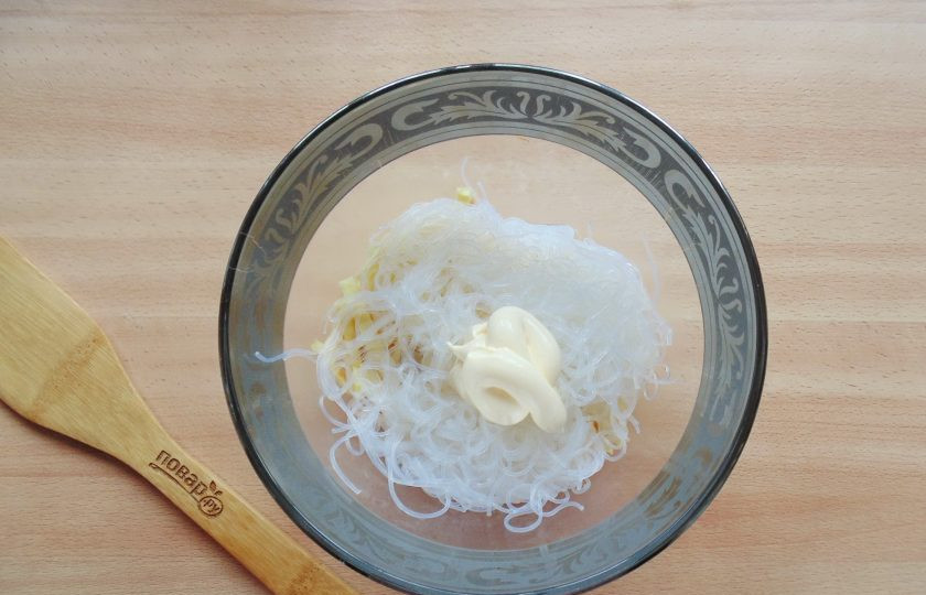 1. Этап. Итальянский салат с фунчозой: Салат заправьте майонезом.