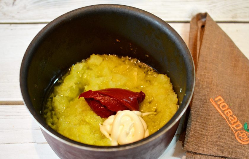 1. Этап. Советская кабачковая икра: 5. Добавьте к кабачкам обжаренный лук, томатную пасту, майонез, сахар и соль. Тушите на небольшом огне 2 часа.