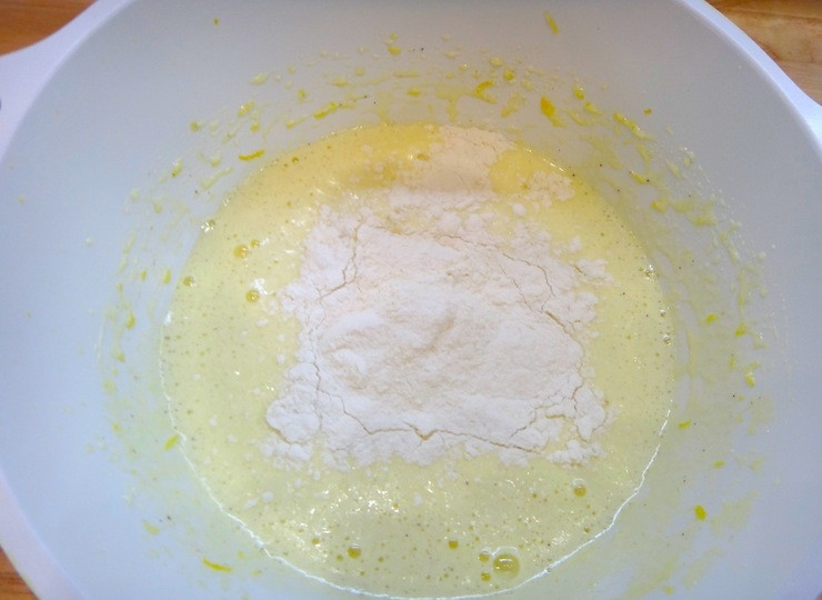 1. Этап. Тарталетки с фруктами в желе: Добавьте 5 чайных ложек муки.