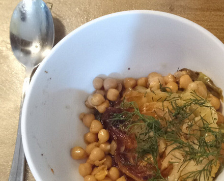 1. Этап. Капуста савойская с нутом и пармезаном: Перед подачей не забудьте полить блюдо лимонным соком и посыпать пармезаном. Всем приятного аппетита.