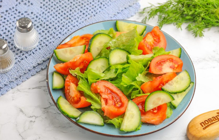 1. Этап. Салат из масляной рыбы холодного копчения: Разрежьте свежий огурец вертикально пополам и нарежьте полукольцами. Выложите на тарелку.