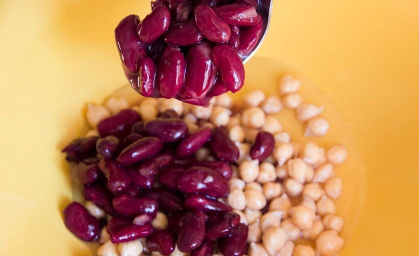 1. Этап. Салат с морковью: В миске соедините фасоль и нут.