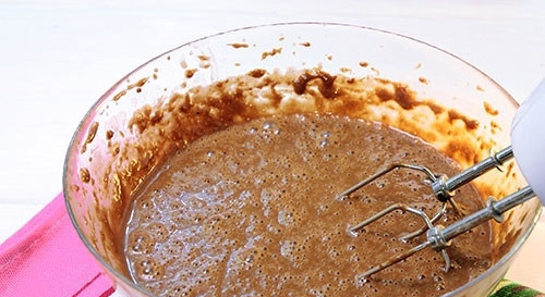 1. Этап. Торт Сникерс с безе: 7. Влейте кипяток и еще раз взбейте. Все, тесто готово.