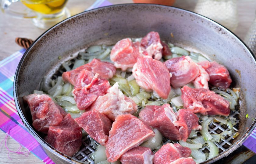 1. Этап. Гречка с мясом «Роскошная»: Когда лук стал прозрачным, выложите в сковороду и мясо.