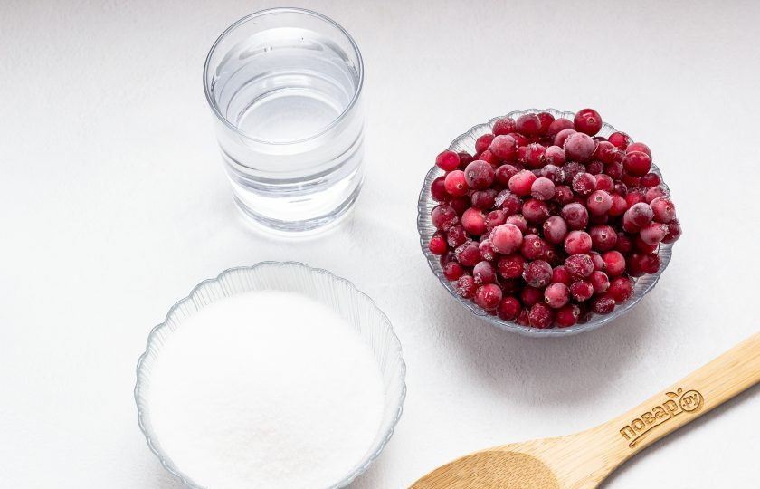 1. Этап. Компот из замороженной клюквы: Подготовьте все необходимые ингредиенты. Ягоды размораживать предварительно не нужно.