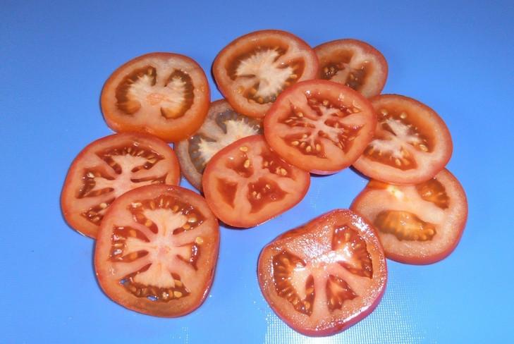 1. Этап. Тилапия в духовке с сыром: Помидоры нарезаем кружочками.