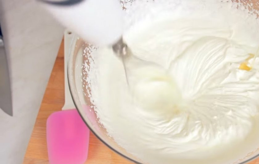 1. Этап. Штурмовик со взбитыми сливками: 4. Затем взбейте охлажденные сливки в охлажденной посудине до пышного состояния, небольшими порциями добавляя в них сахарную пудру и желатин.