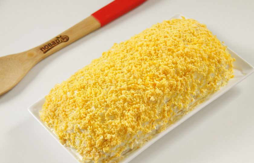 1. Этап. Салат Ананас: 11. Верх посыпаем тертыми желтками.