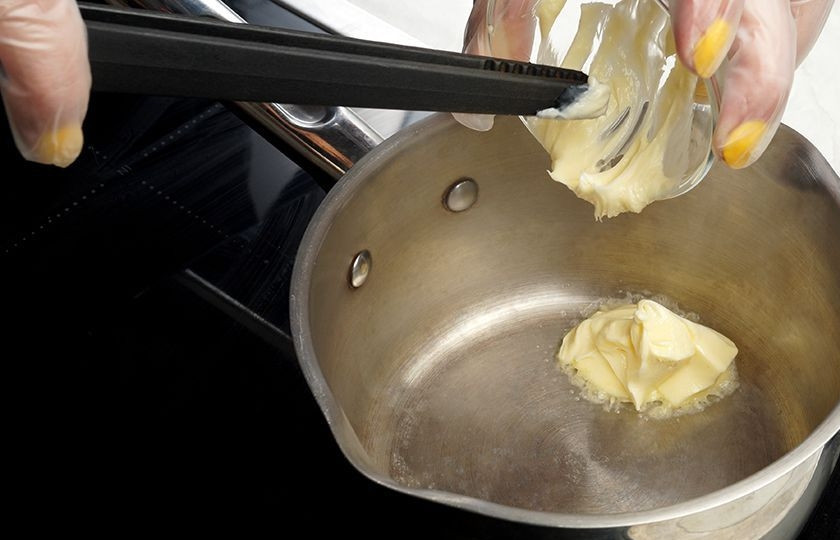 1. Этап. Жареная навага: 4. Параллельно можно заняться соусом. В сотейнике растопите сливочное масло.