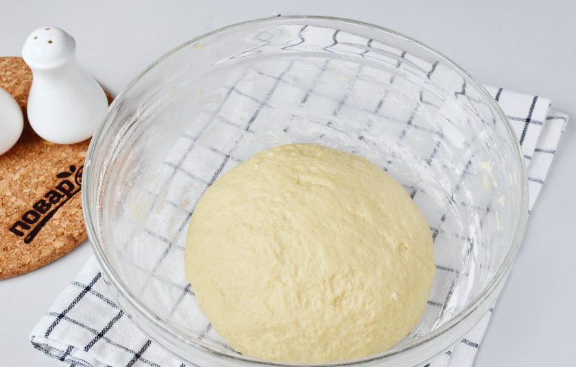 1. Этап. Начинка для расстегаев: Замесите плотное, но пластичное тесто. Накройте пищевой пленкой и уберите в теплое место на 1 час.