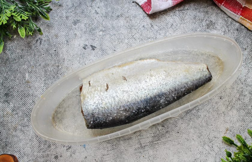 1. Этап. Сельдь специального посола: Слейте из посуды получившуюся жидкость. Снова посыпьте дно и сельдь оставшейся солью.