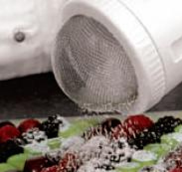 1. Этап. Пирог ягодный полосатый: Используя рассеиватель, присыпать пирог ровным слоем сахарной пудры.