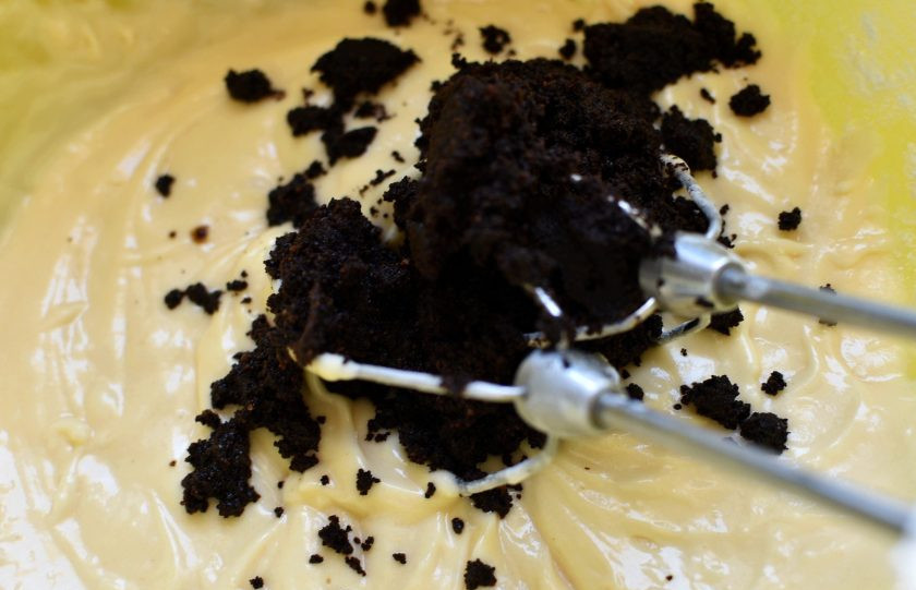 1. Этап. Нежный кекс Кофе с молоком: Добавьте просеянную с разрыхлителем муку и молоко. Миксером на низких оборотах смешайте густое тесто. Добавьте кофейную гущу и перемешайте.