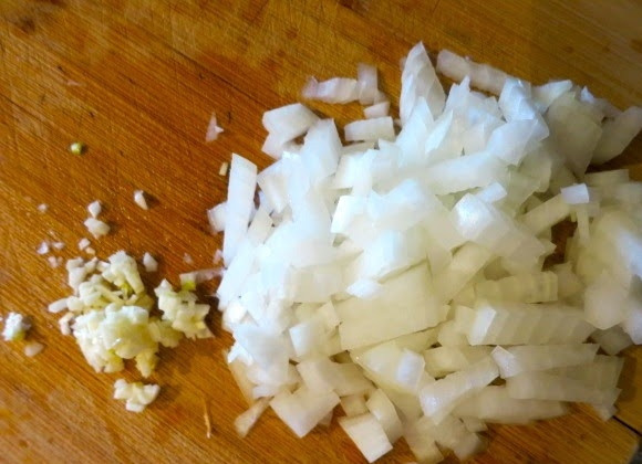 1. Этап. Американские стейки: Лук порежьте кубиками, чеснок мелко порубите.