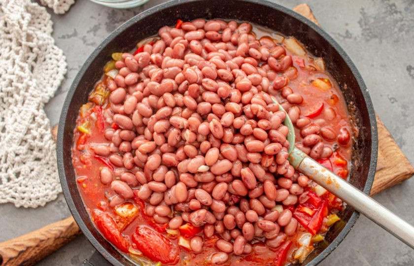 1. Этап. Лобио с сельдереем: Добавьте фасоль без жидкости, перемешайте, готовьте вместе пару минут.