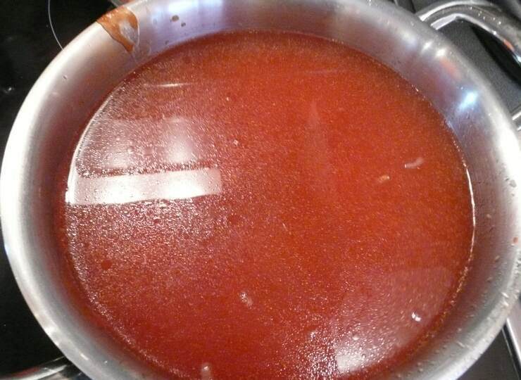 1. Этап. Томатный суп с фаршем: К луку с чесноком добавляем томатную пасту, лечо, томаты с соком и воду. Доводим все до кипения, уменьшаем огонь и томим под крышкой 10 минут.