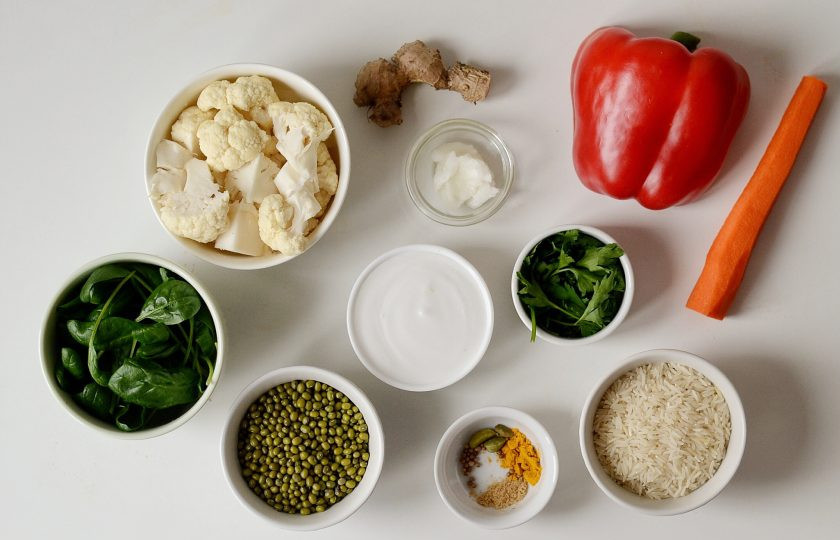 1. Этап. Кичари: Подготовьте все ингредиенты. Рис промойте в холодной воде. Маш заранее замочите на пару часов. Все овощи нарежьте кубиками.