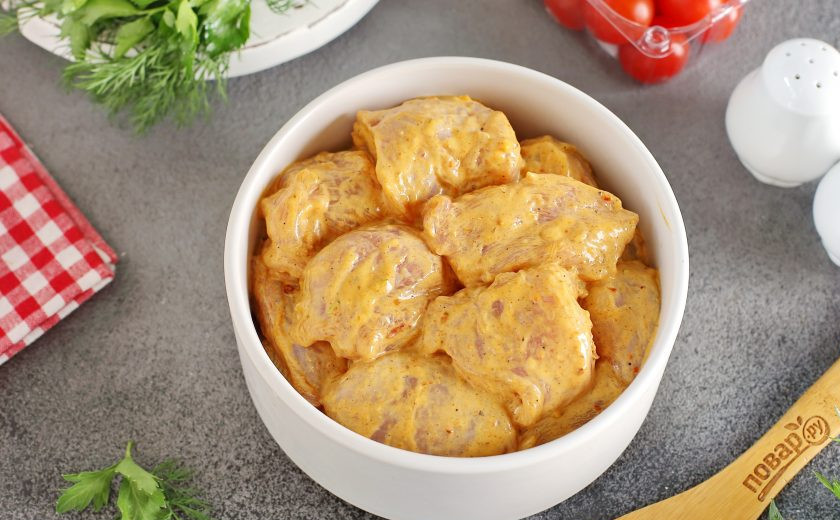 1. Этап. Вкусный маринад для шашлыка из курицы: Добавьте маринад к нарезанному кусочками мясу, посолите по вкусу и хорошо перемешайте. Накройте емкость пищевой пленкой или крышкой и оставьте на несколько часов для маринования. Шашлык можно будет жарить как на решетке, так и на шампурах.