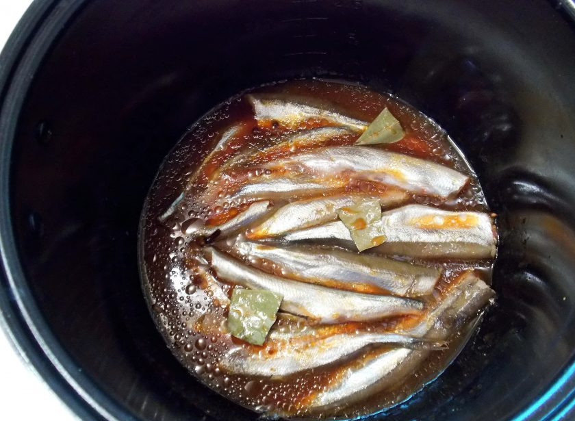 1. Этап. Домашние шпроты в мультиварке: Влейте подготовленную жидкость в чашу мультиварки.