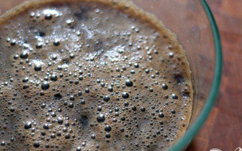 1. Этап. Стейк с грибным соусом и сливочным шпинатом: 8. В небольшой миске объединить вино, 1/2 стакана воды, муку, щепотку соли и перец, хорошо перемешать.