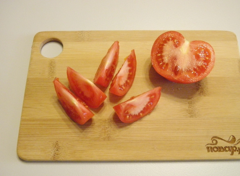 1. Этап. Салат с брокколи и курицей: Помидор порежьте дольками не большого размера.