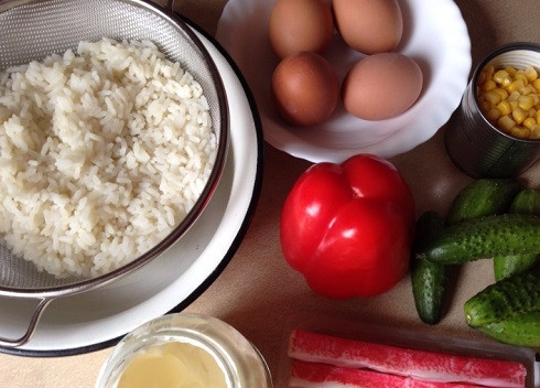 1. Этап. Крабовый салат обычный: Вот все, что нам понадобится для приготовления салата. Огурчики у меня небольшие, поэтому их не 3-4.