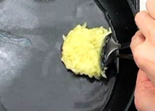 1. Этап. Картофельные оладьи с лососем: Начинаем жарить оладьи. На разогретую сковороду столовой ложкой выкладываем наше картофельное тесто. Обжаривайте оладьи с двух сторон до золотистости.