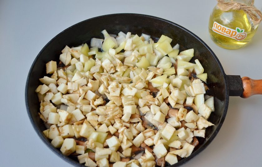 1. Этап. Баклажаны, фаршированные грибами: 4. Добавьте баклажаны, порезанный болгарский перец и доведите овощи до готовности. Соль, перец по вкусу.