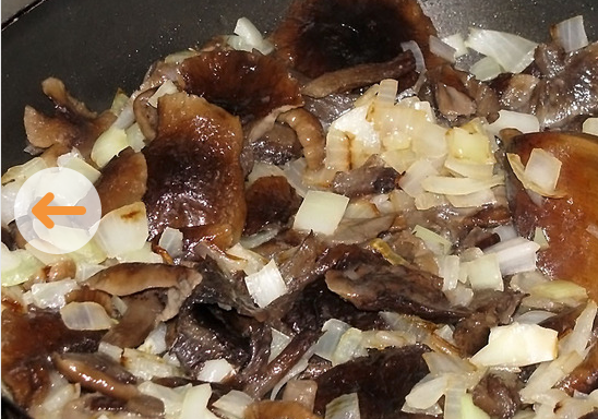 1. Этап. Долма с рисом: Жарим на сковородке с растительным маслом лук, чеснок и грибы в течение 5 минут.