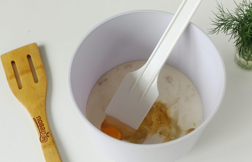 1. Этап. Чесночные пампушки на кефире: Добавьте 1 яйцо, второе немного взбейте и отправьте в миску половину (второй позже будем смазывать пампушки). Следом добавьте соль и масло.