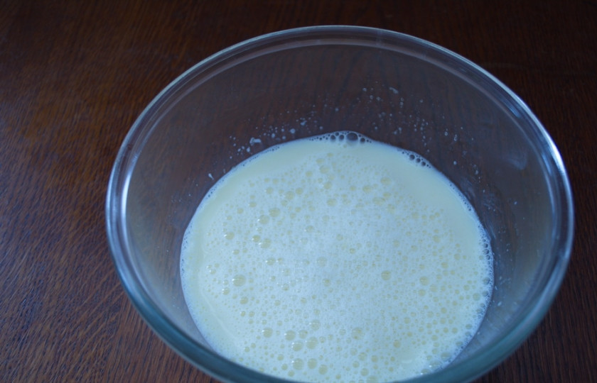 1. Этап. Блины в кляре: Влейте крутой кипяток (1 стакан), следом 1 стакан молока. Взбейте.