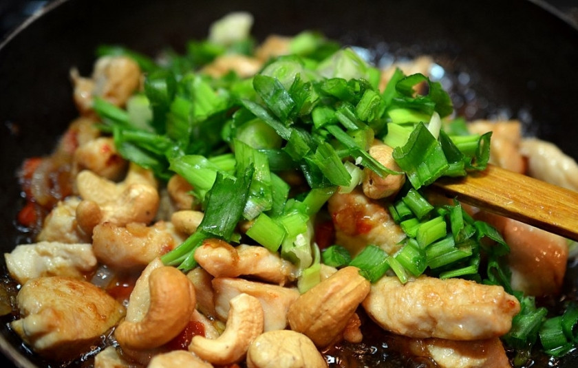 1. Этап. Гай Пад Мед Ма-муанг: Добавьте соевый соус, кешью и зеленый лук.