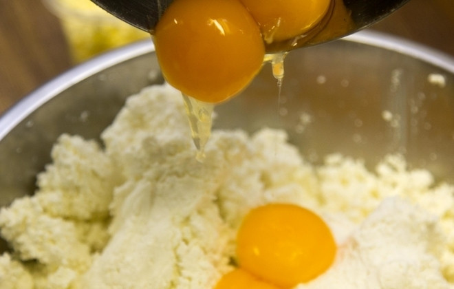 1. Этап. Пельмени с творогом: 3. В миску выложите творог, к нему добавьте куриные желтки.