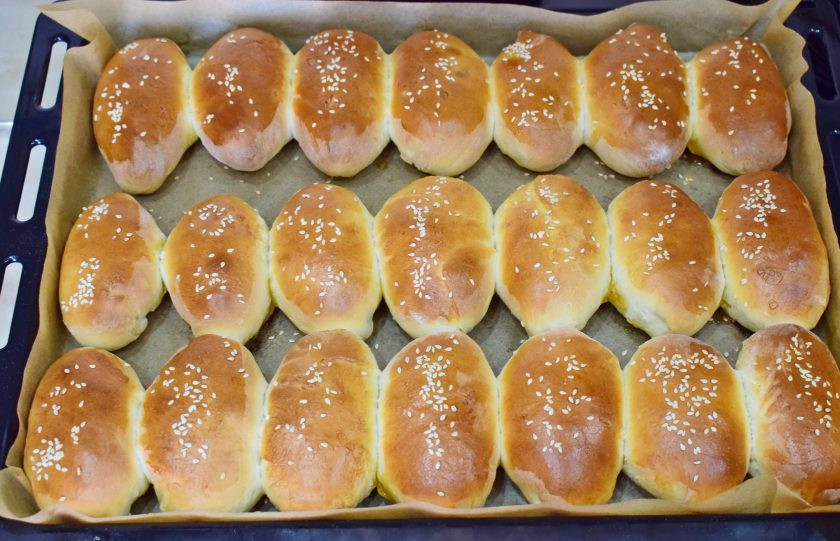 1. Этап. Бабушкины пуховые пирожки: Готовые пирожки увеличились в размере и стали золотистого цвета. Извлеките их из духовки и немного остудите.