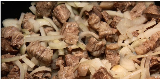 1. Этап. Жареный лагман: 2. Теперь добавим рубленный полукольцами лук. И снова закрываем крышкой.