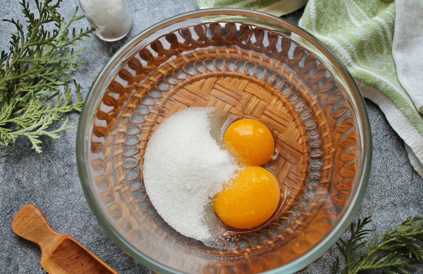 1. Этап. Бисквитный рулет с киви: Разделите яйца на белки и желтки. Белки уберите в холодильник, а желтки выложите в миску. Добавьте к ним сахар и ванильный сахар.