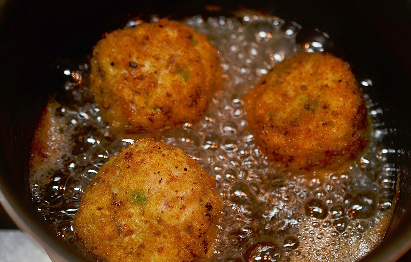 1. Этап. Котлеты Яйцо в шубке: 10. Обжарьте в кипящем масле на небольшом огне до готовности.