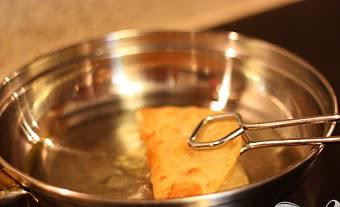 1. Этап. Коричные чипсы: 3. В невысокой кастрюльке разогреть масло, в кипящее масло бросать по несколько кусочков чипсов, каждые несколько секунд переворачивать их, пока они не приобретут золотистый оттенок.