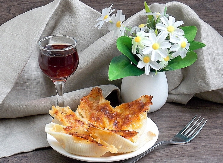 1. Этап. Запеченные конкильони: Разложите по тарелкам и подавайте.