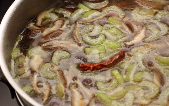 1. Этап. Суп с шиитаке: Говяжий бульон кипятим, кладем туда нарезанные соломкой морковь и кольраби, а также нарезанные соломкой грибы. Варим 5-8 минут, затем кладем в суп все остальные ингредиенты.