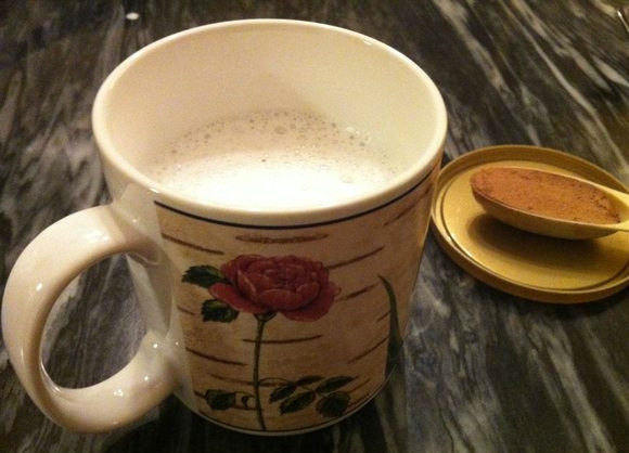 1. Этап. Какао в микроволновке: 2. Спустя минуту достаньте чашку (аккуратно, она может быть горячая), добавьте какао и мед (регулируйте сладость по вкусу).