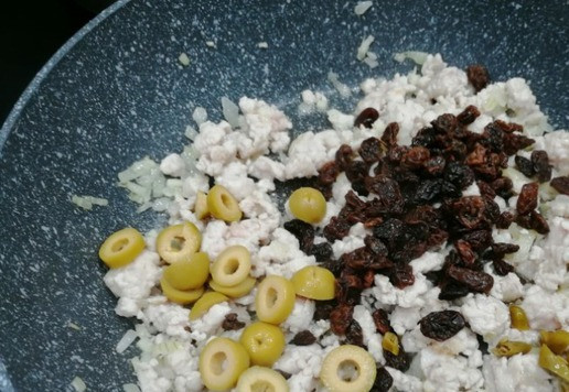 1. Этап. Пикадильо: Оливки крупно порезать, халапеньо измельчить. Добавить к фаршу изюм, измельченный маринованный перец, оливки. Вместо маринованного перца подойдет зеленый чили. Я добавляла халапеньо собственного приготовления. ~5 гр перца оставляет приятное остренькое послевкусие. Для более острого варианта надо увеличить количество перца.