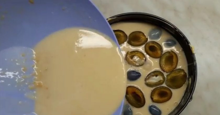 1. Этап. Бретонский фар: 3. Смажьте форму сливочным маслом. Форму в духовке рекомендую ставить на фольгу, чтобы тесто из разъемной формы не вытекало в духовку. Выложите очищенные от косточек сливы на дно формы, залейте их тестом (оно будет очень жидким).