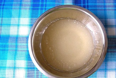 1. Этап. Лимонное желе: Берем пакетик с желатином и, строго следуя инструкции, разводим желатин водой в той пропорции, которая указана на упаковке.